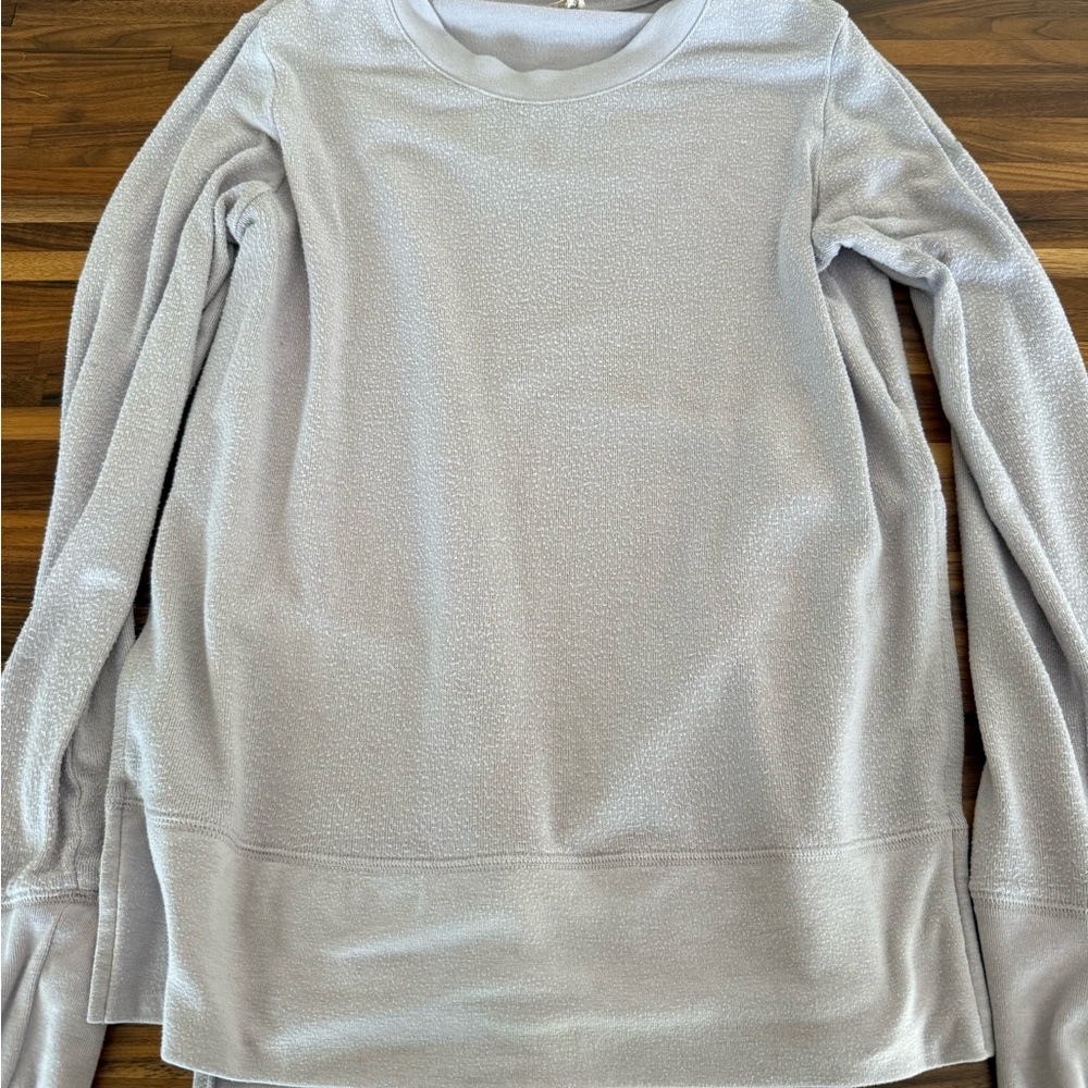 Alo Yoga Glimpse Long Sleeve Shirt with Side Slits, Light Lilac